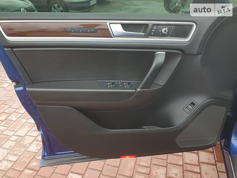 Позашляховик / Кросовер Volkswagen Touareg 2015 в Хмельницькому