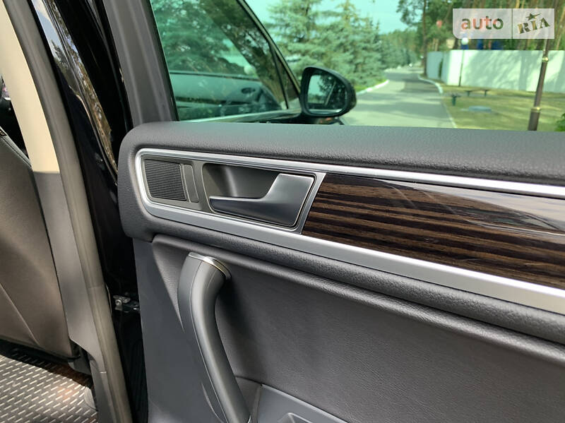 Позашляховик / Кросовер Volkswagen Touareg 2014 в Києві