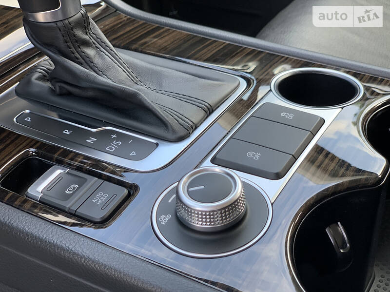 Позашляховик / Кросовер Volkswagen Touareg 2014 в Києві