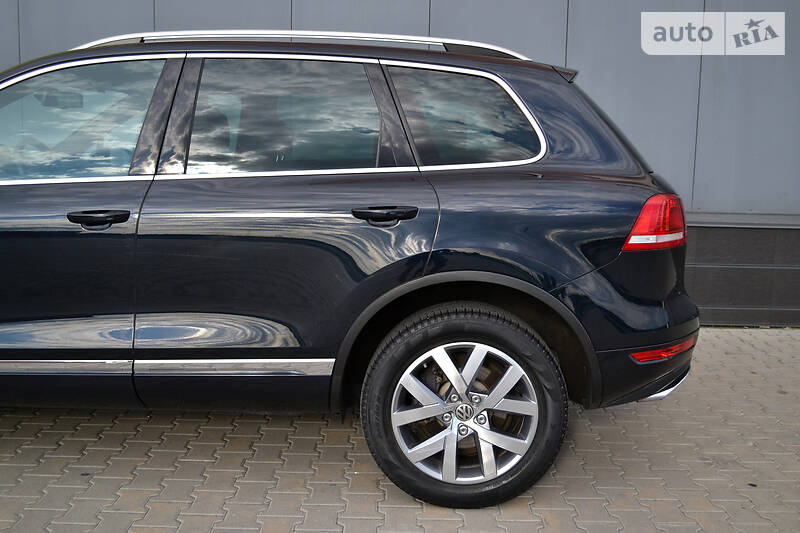 Позашляховик / Кросовер Volkswagen Touareg 2014 в Києві
