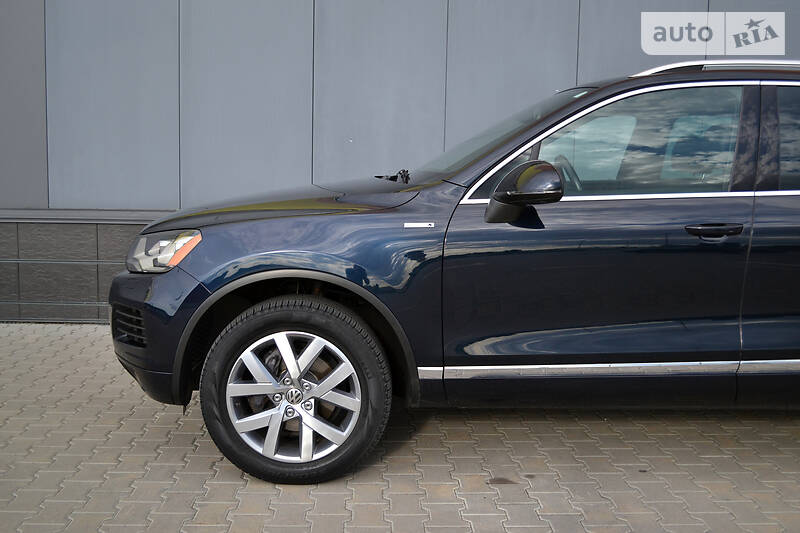 Позашляховик / Кросовер Volkswagen Touareg 2014 в Києві