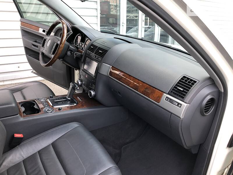 Позашляховик / Кросовер Volkswagen Touareg 2009 в Києві
