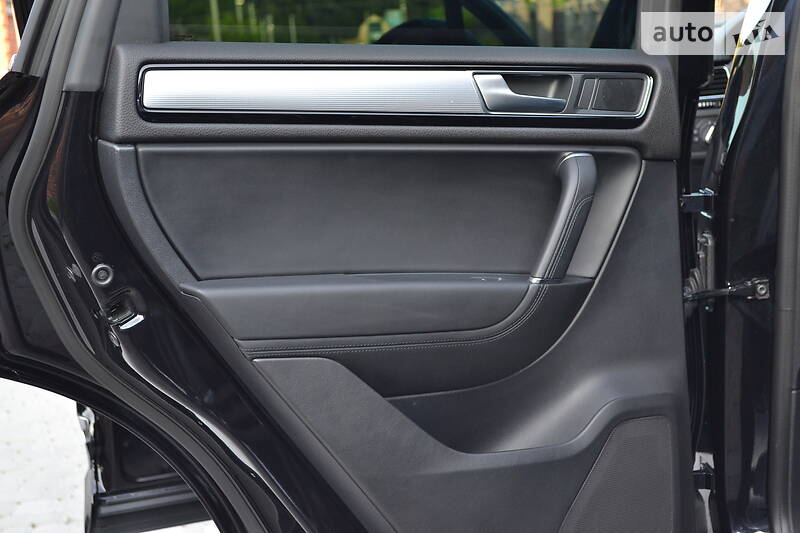 Позашляховик / Кросовер Volkswagen Touareg 2016 в Рівному