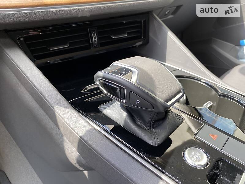 Позашляховик / Кросовер Volkswagen Touareg 2018 в Києві