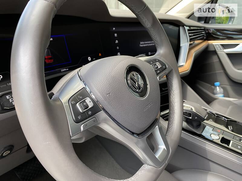 Позашляховик / Кросовер Volkswagen Touareg 2018 в Києві
