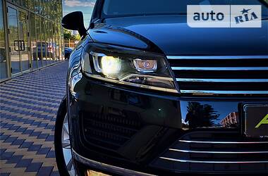 Позашляховик / Кросовер Volkswagen Touareg 2015 в 