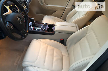 Позашляховик / Кросовер Volkswagen Touareg 2012 в 