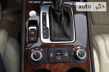 Позашляховик / Кросовер Volkswagen Touareg 2012 в 