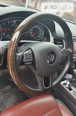 Внедорожник / Кроссовер Volkswagen Touareg 2011 в Кривом Роге