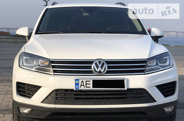 Внедорожник / Кроссовер Volkswagen Touareg 2015 в Днепре