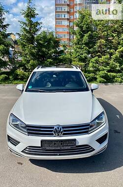 Внедорожник / Кроссовер Volkswagen Touareg 2015 в Тернополе