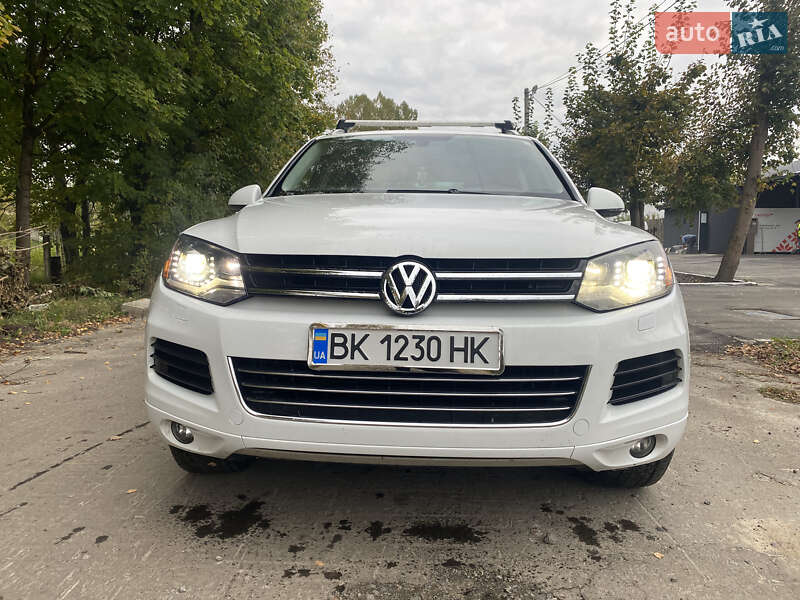 Внедорожник / Кроссовер Volkswagen Touareg 2014 в Ровно