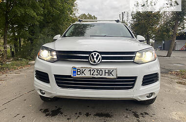 Внедорожник / Кроссовер Volkswagen Touareg 2014 в Ровно