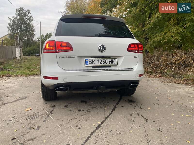 Внедорожник / Кроссовер Volkswagen Touareg 2014 в Ровно
