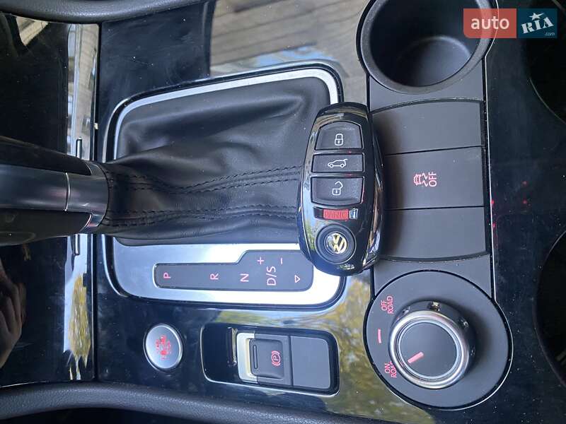 Внедорожник / Кроссовер Volkswagen Touareg 2014 в Ровно