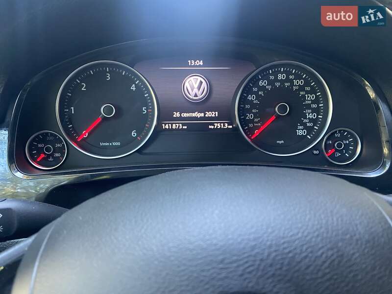 Внедорожник / Кроссовер Volkswagen Touareg 2014 в Ровно