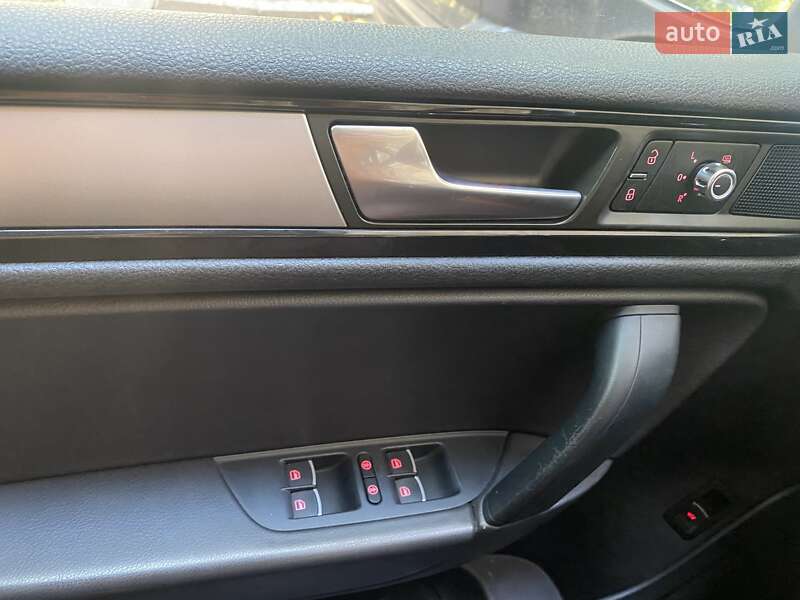 Внедорожник / Кроссовер Volkswagen Touareg 2014 в Ровно