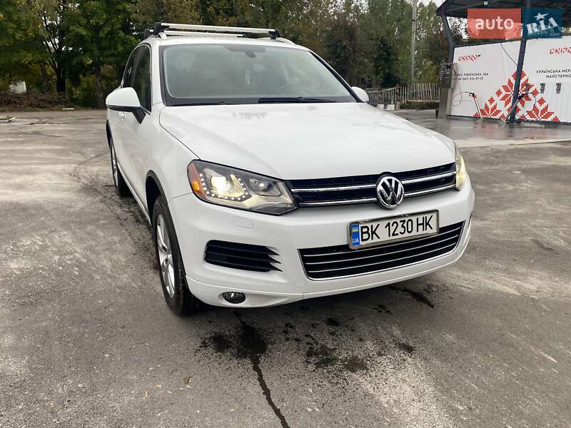 Внедорожник / Кроссовер Volkswagen Touareg 2014 в Ровно