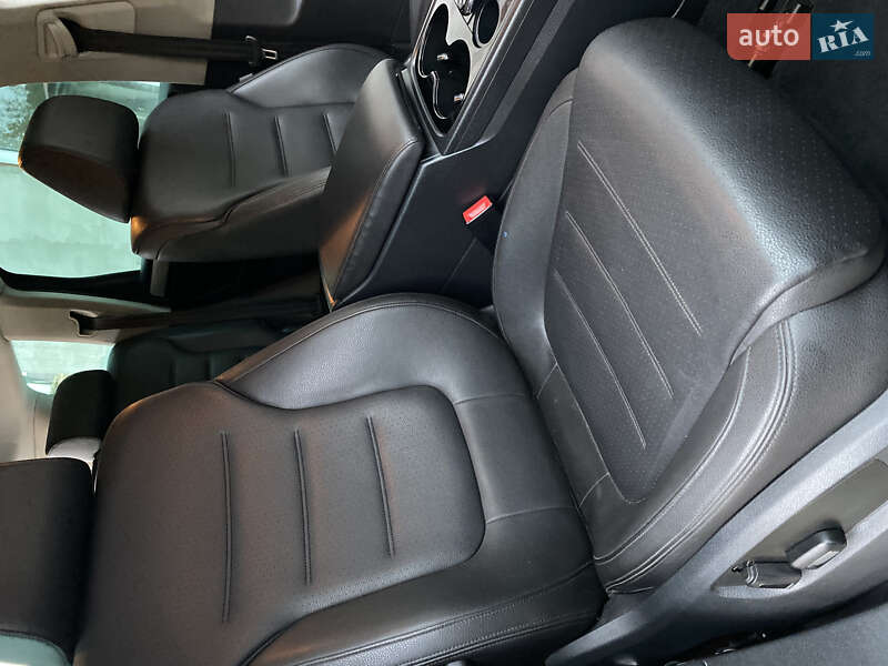 Внедорожник / Кроссовер Volkswagen Touareg 2014 в Ровно