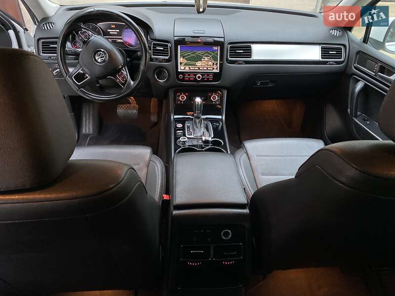 Внедорожник / Кроссовер Volkswagen Touareg 2014 в Ровно