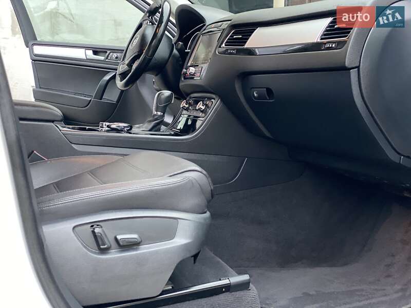 Внедорожник / Кроссовер Volkswagen Touareg 2014 в Ровно