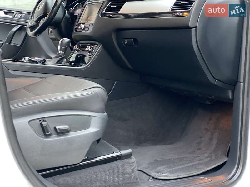 Внедорожник / Кроссовер Volkswagen Touareg 2014 в Ровно