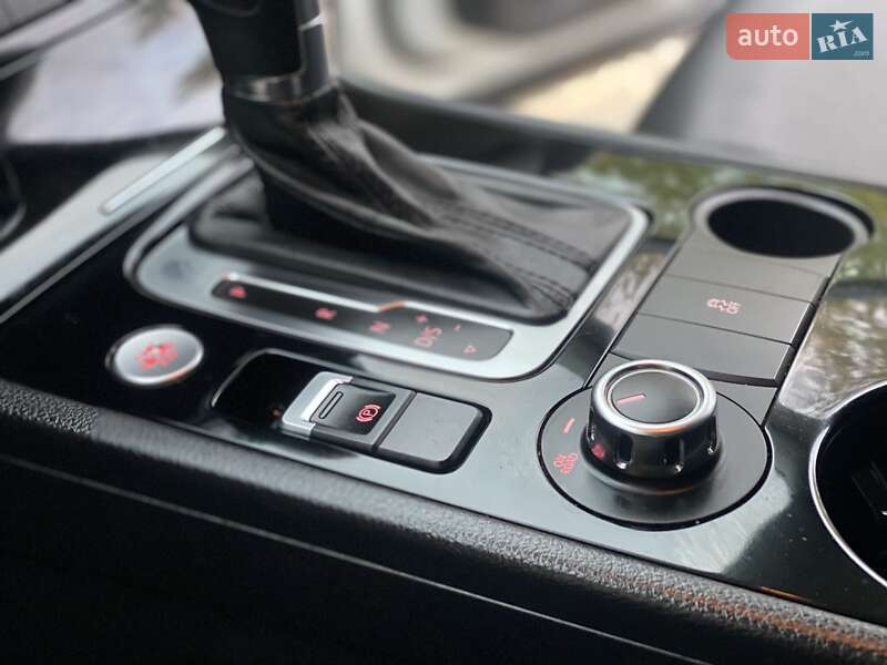 Внедорожник / Кроссовер Volkswagen Touareg 2014 в Ровно