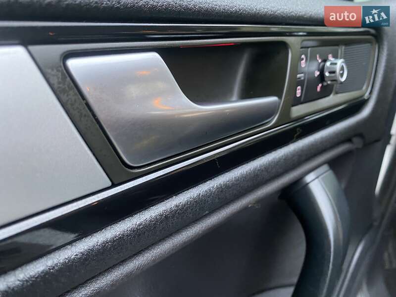 Внедорожник / Кроссовер Volkswagen Touareg 2014 в Ровно