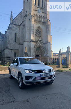 Внедорожник / Кроссовер Volkswagen Touareg 2015 в Черновцах