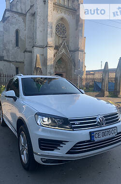 Внедорожник / Кроссовер Volkswagen Touareg 2015 в Черновцах