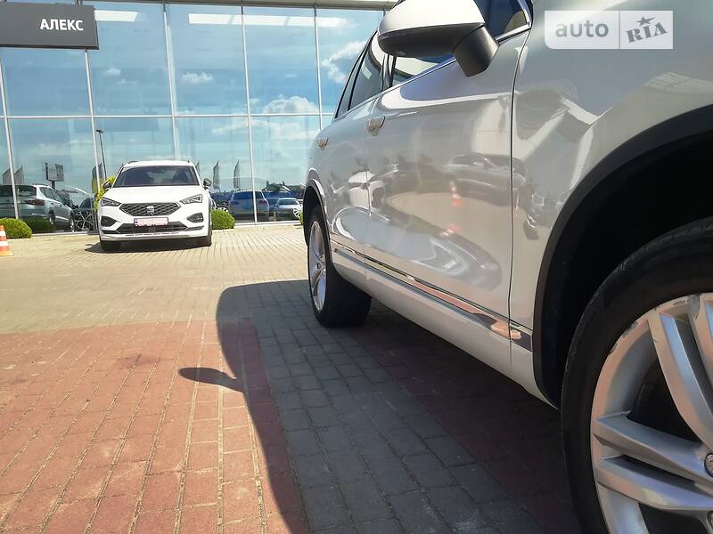 Внедорожник / Кроссовер Volkswagen Touareg 2011 в Львове
