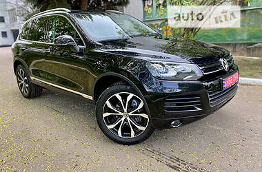 Внедорожник / Кроссовер Volkswagen Touareg 2014 в Ровно