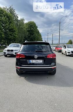 Внедорожник / Кроссовер Volkswagen Touareg 2015 в Черновцах