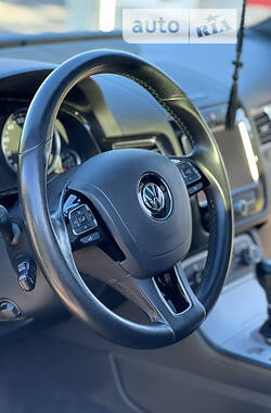 Внедорожник / Кроссовер Volkswagen Touareg 2011 в Ровно