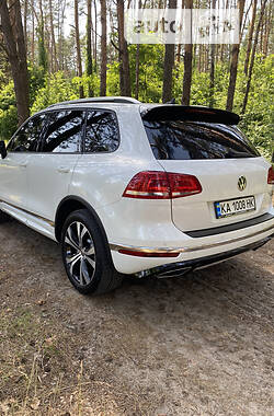 Позашляховик / Кросовер Volkswagen Touareg 2016 в Києві