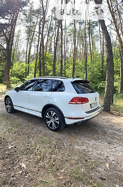 Позашляховик / Кросовер Volkswagen Touareg 2016 в Києві