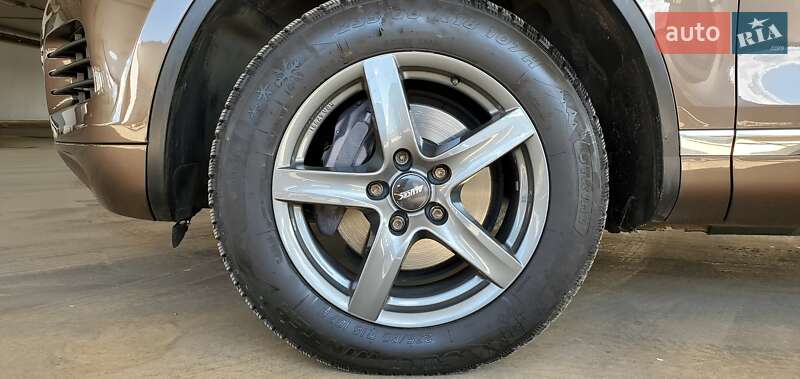 Внедорожник / Кроссовер Volkswagen Touareg 2012 в Киеве