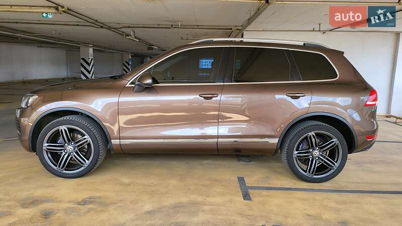 Внедорожник / Кроссовер Volkswagen Touareg 2012 в Киеве