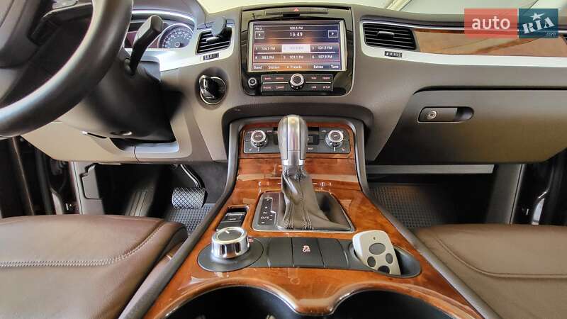 Внедорожник / Кроссовер Volkswagen Touareg 2012 в Киеве