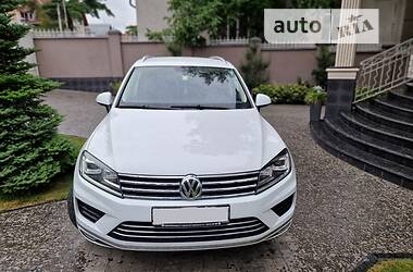 Позашляховик / Кросовер Volkswagen Touareg 2015 в Чернівцях