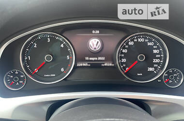Внедорожник / Кроссовер Volkswagen Touareg 2015 в Ковеле