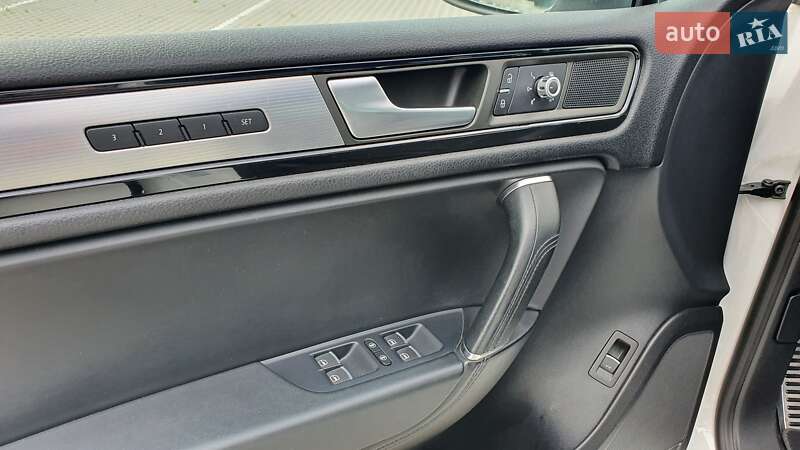 Внедорожник / Кроссовер Volkswagen Touareg 2013 в Киеве