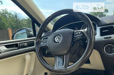 Позашляховик / Кросовер Volkswagen Touareg 2015 в Києві