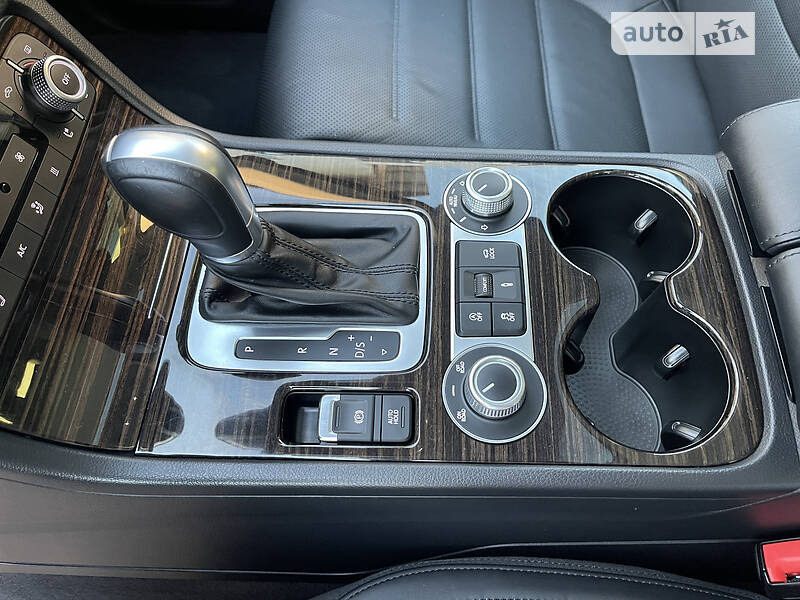 Позашляховик / Кросовер Volkswagen Touareg 2014 в Луцьку