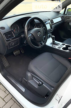 Внедорожник / Кроссовер Volkswagen Touareg 2013 в Днепре