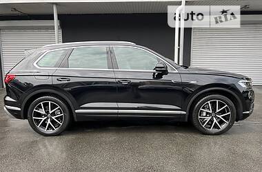 Позашляховик / Кросовер Volkswagen Touareg 2022 в Києві