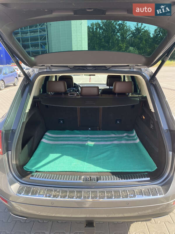 Внедорожник / Кроссовер Volkswagen Touareg 2012 в Киеве