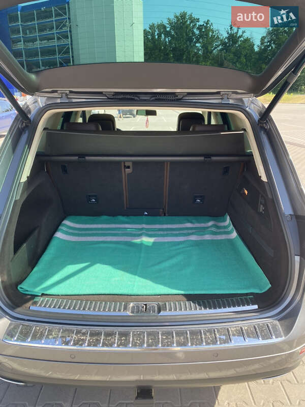 Внедорожник / Кроссовер Volkswagen Touareg 2012 в Киеве