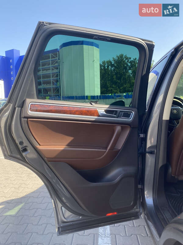 Внедорожник / Кроссовер Volkswagen Touareg 2012 в Киеве