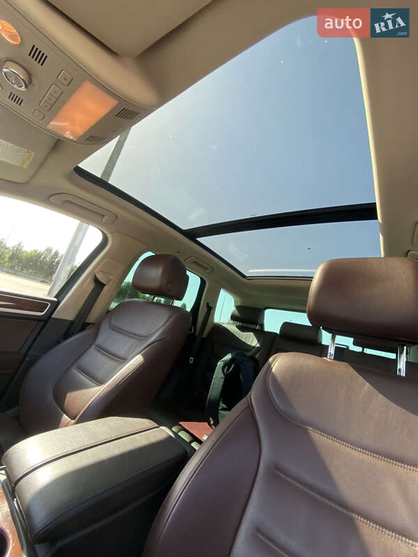 Внедорожник / Кроссовер Volkswagen Touareg 2012 в Киеве